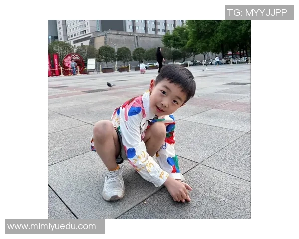 球星在绿茵场上遛娃瞬间温馨爆棚 父爱如山亲子互动引热议